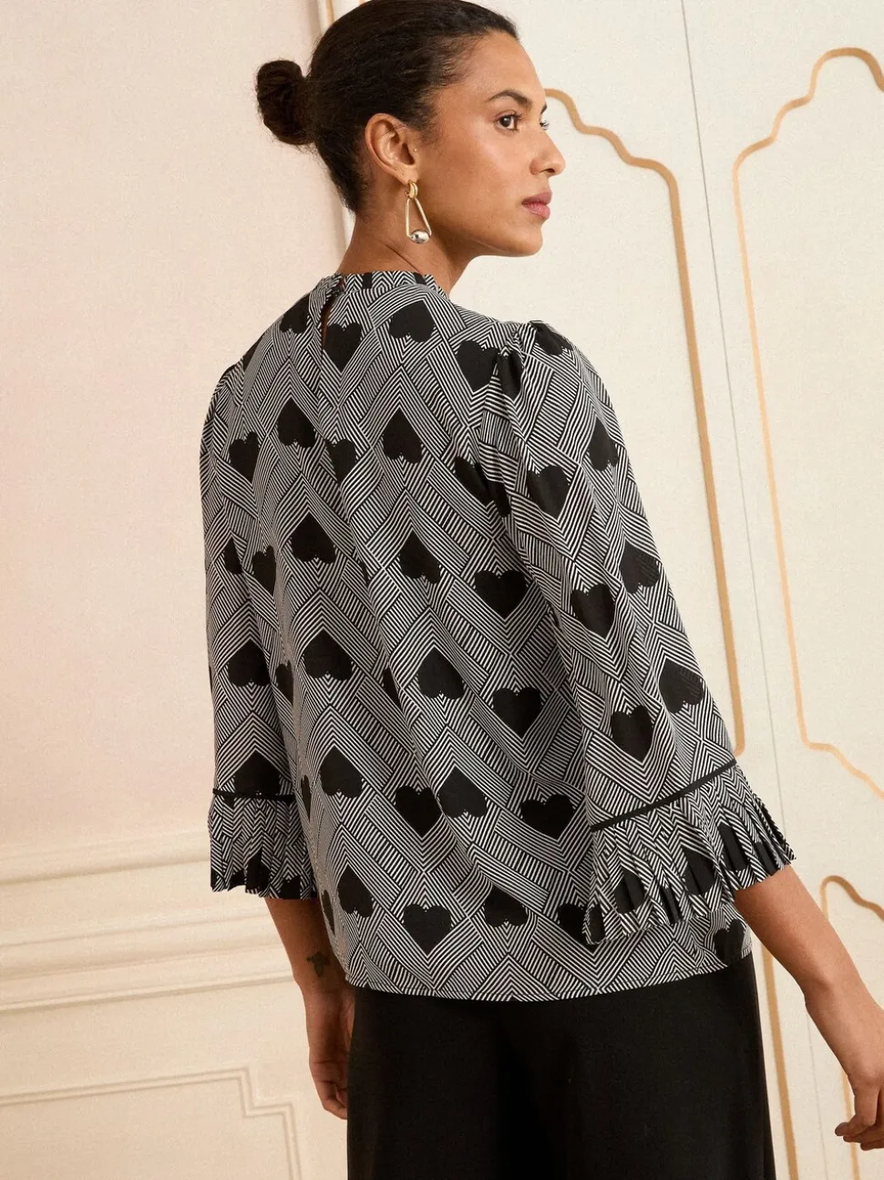 Grijs met hartjesprint - Love & Roses Crew Neck Pleated Flute Sleeve Blouse