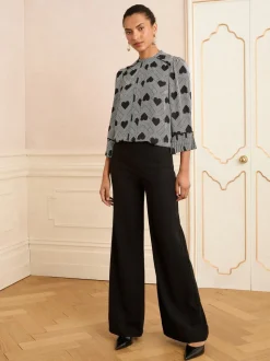 Grijs met hartjesprint - Love & Roses Crew Neck Pleated Flute Sleeve Blouse