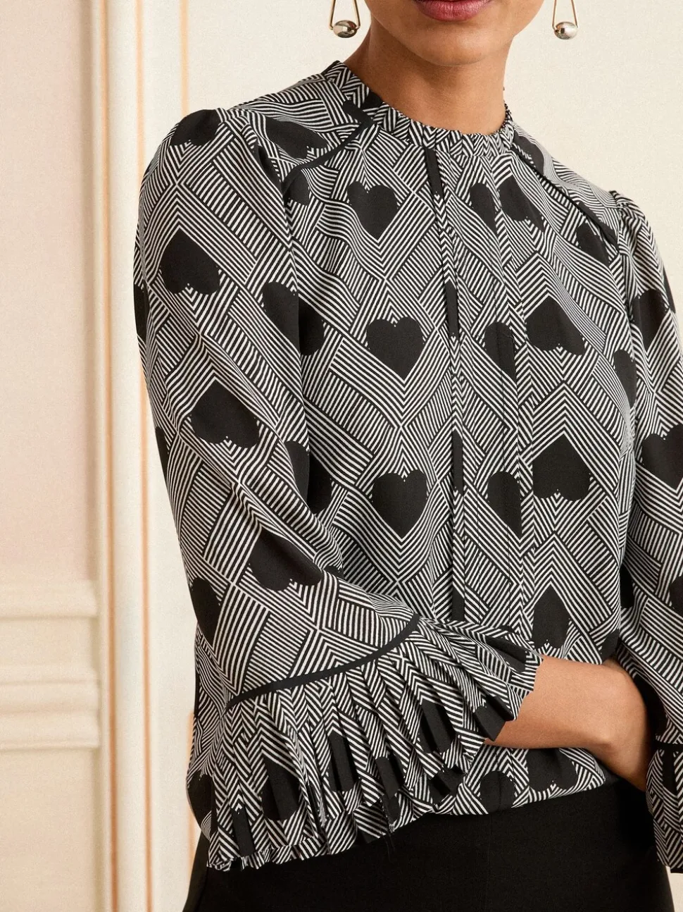 Grijs met hartjesprint - Love & Roses Crew Neck Pleated Flute Sleeve Blouse