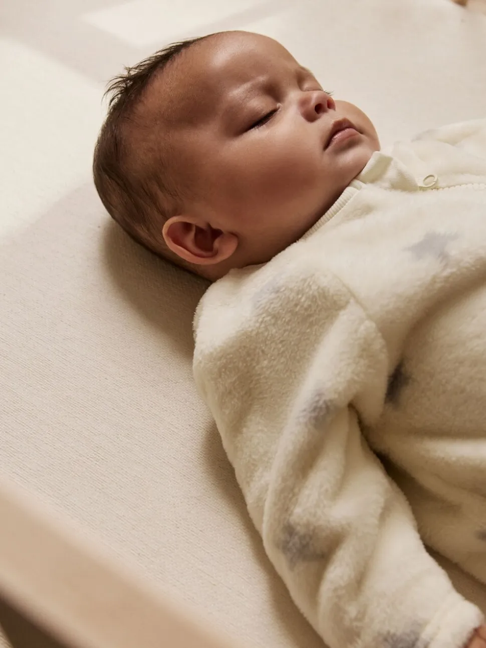 Grijs met sterren - Fleece babypyjama