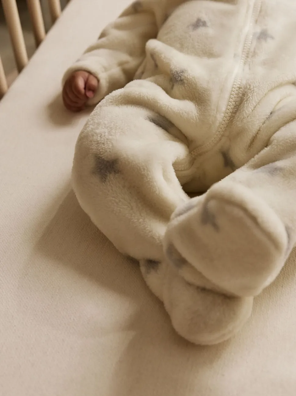 Grijs met sterren - Fleece babypyjama