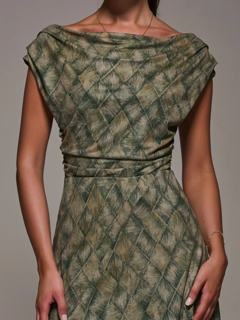 Groen - Jolie Moi - Asymmetrische gedrapeerde midaxi-jurk met kant