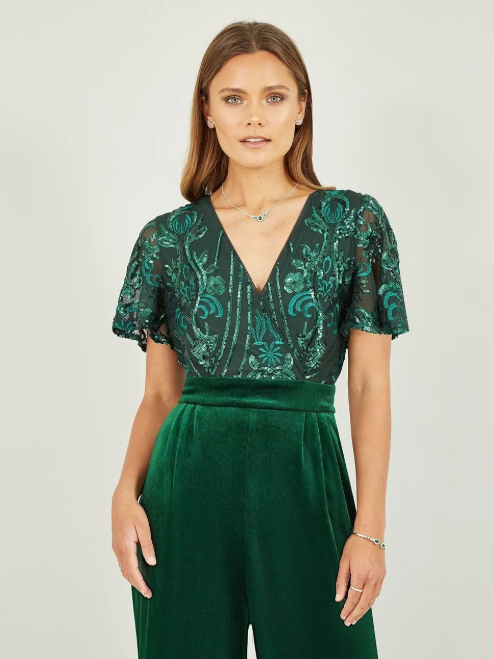 Groen - Yumi jumpsuit met engelmouwen, van fluweel en versierd met lovertjes