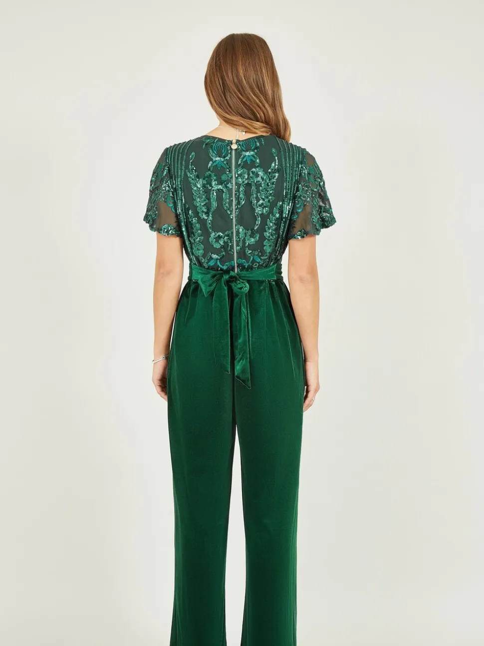 Groen - Yumi jumpsuit met engelmouwen, van fluweel en versierd met lovertjes