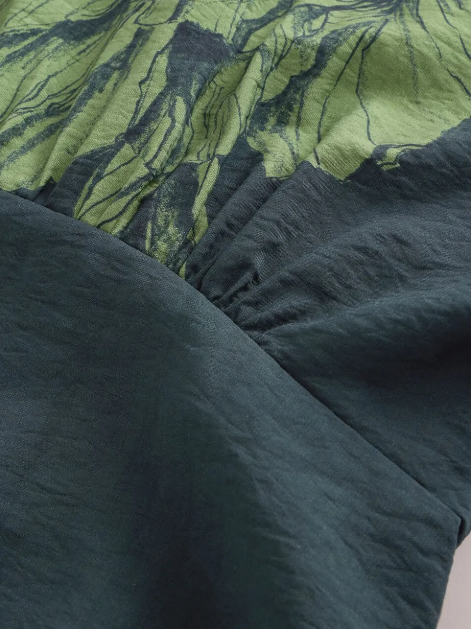 Groen bloemmotief - Midi-jurk met print en pofmouwen