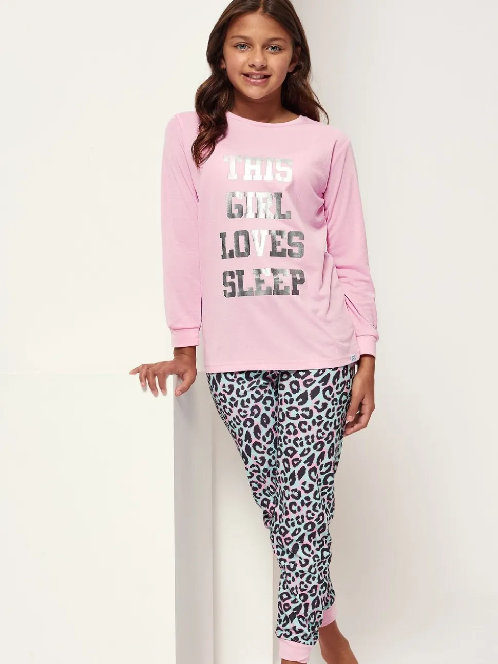 Harry Bear pyjama met luipaardprint en Sleep-slogan
