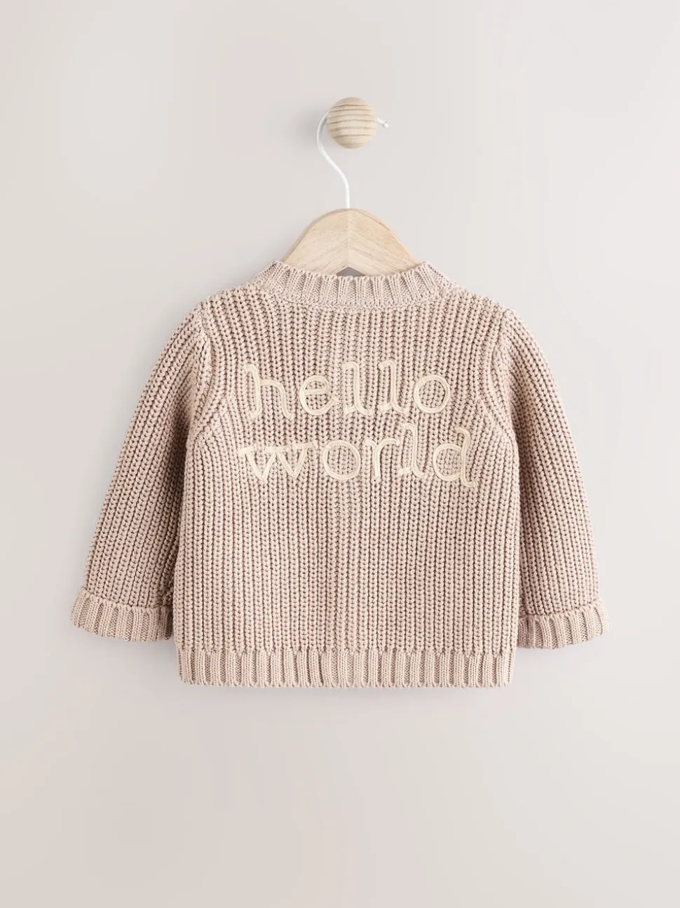 Hello World Naturel - Grofgebreid babyvestje met borduursel