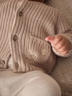 Hello World Naturel - Grofgebreid babyvestje met borduursel