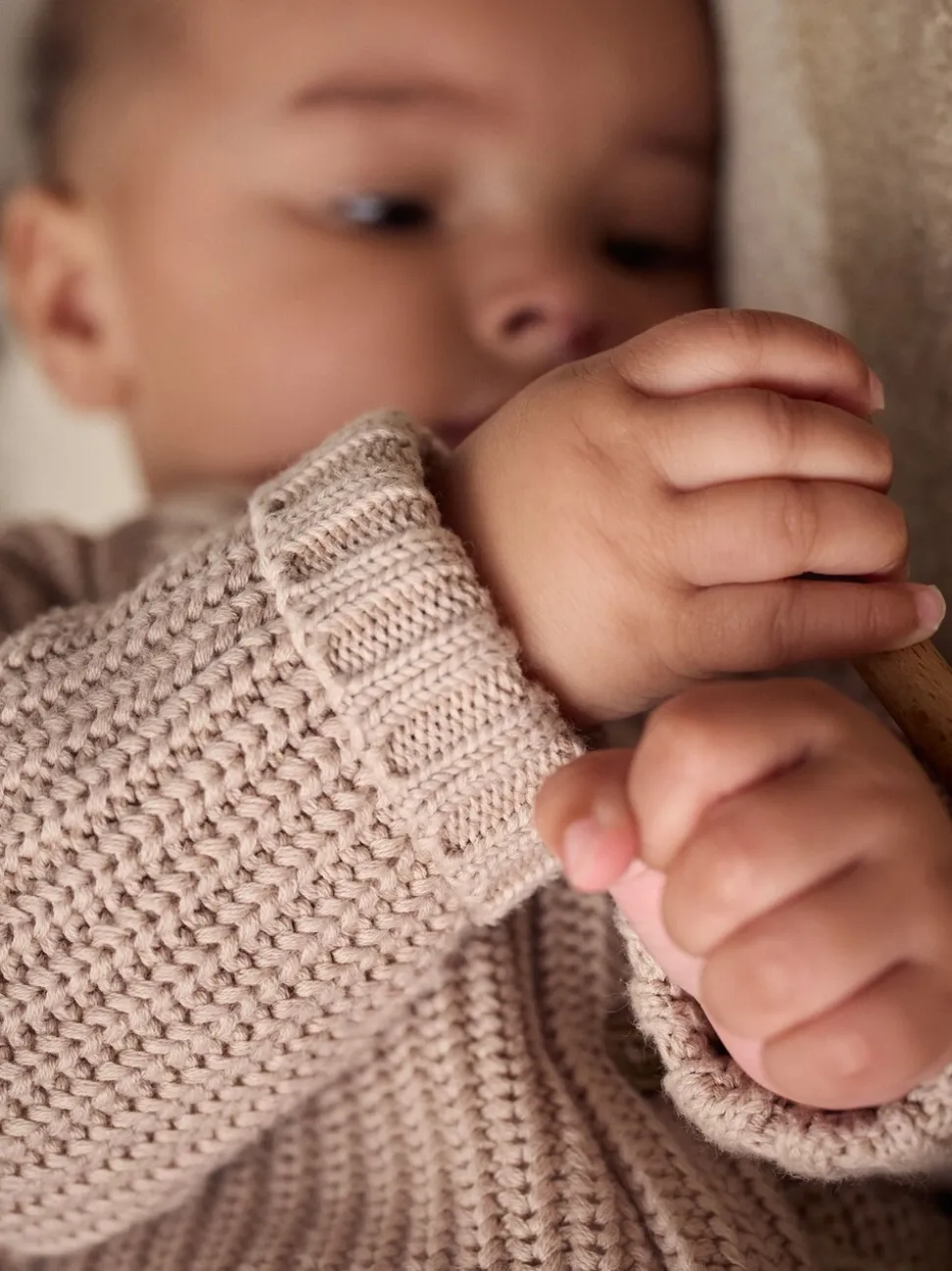 Hello World Naturel - Grofgebreid babyvestje met borduursel