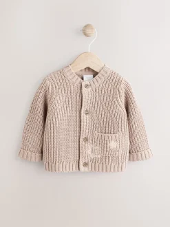 Hello World Naturel - Grofgebreid babyvestje met borduursel