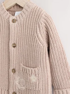 Hello World Naturel - Grofgebreid babyvestje met borduursel