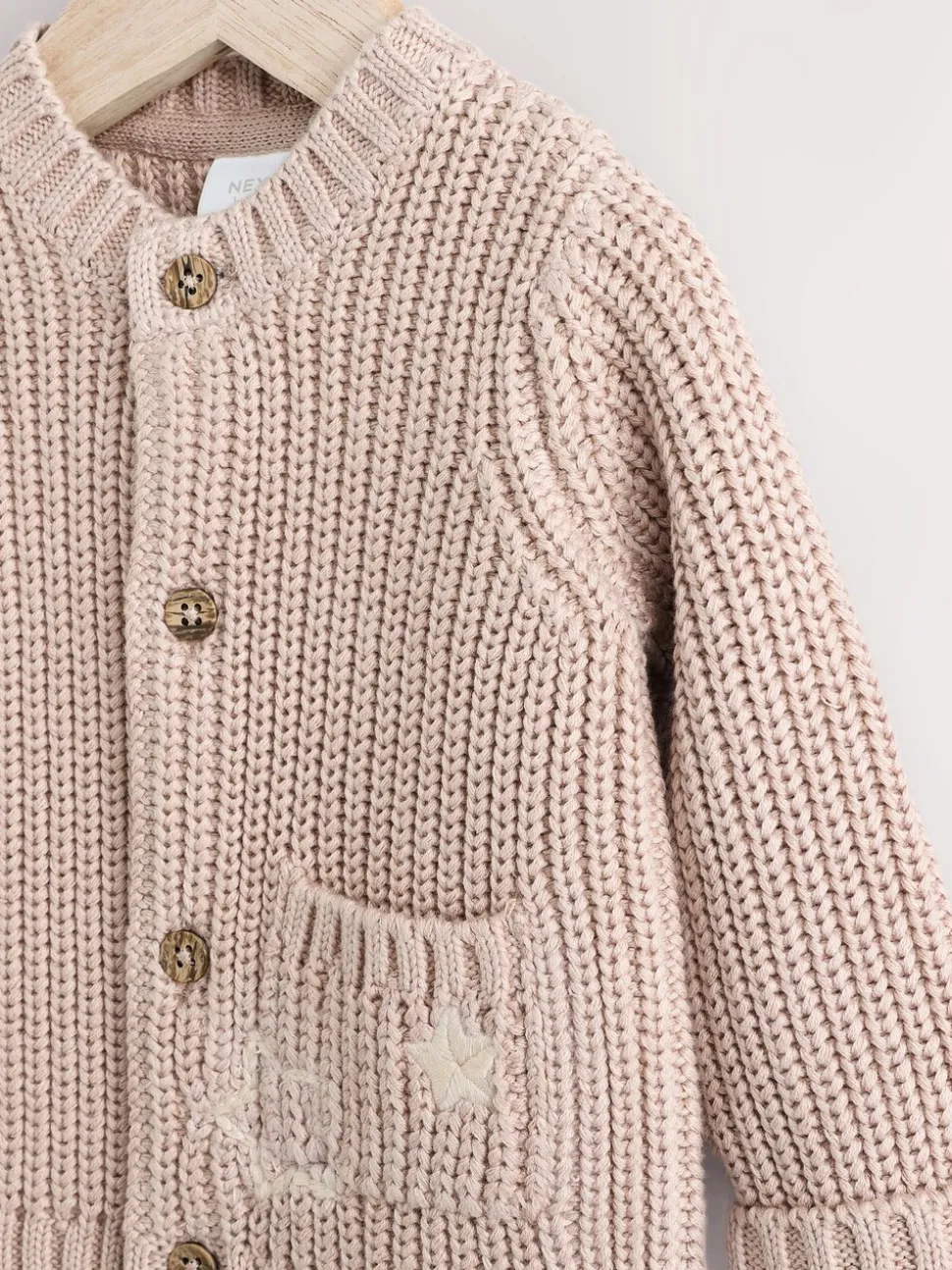 Hello World Naturel - Grofgebreid babyvestje met borduursel