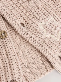 Hello World Naturel - Grofgebreid babyvestje met borduursel