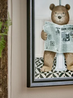 Ingelijste wanddecoratie Bertie Beer op het Toilet