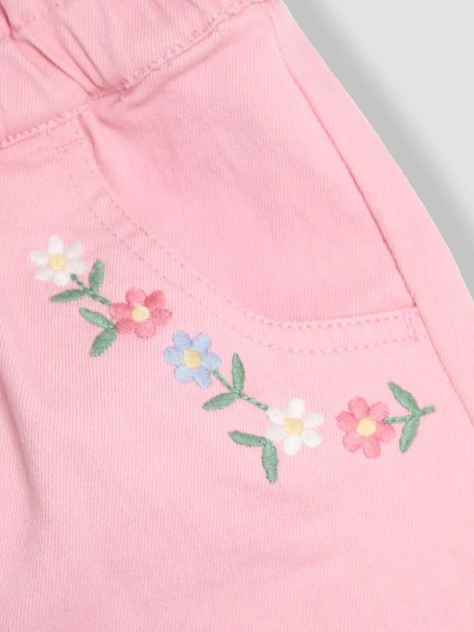 JoJo Maman Bébé - 100% katoenen keperstof shorts met geborduurde omgeslagen zoom