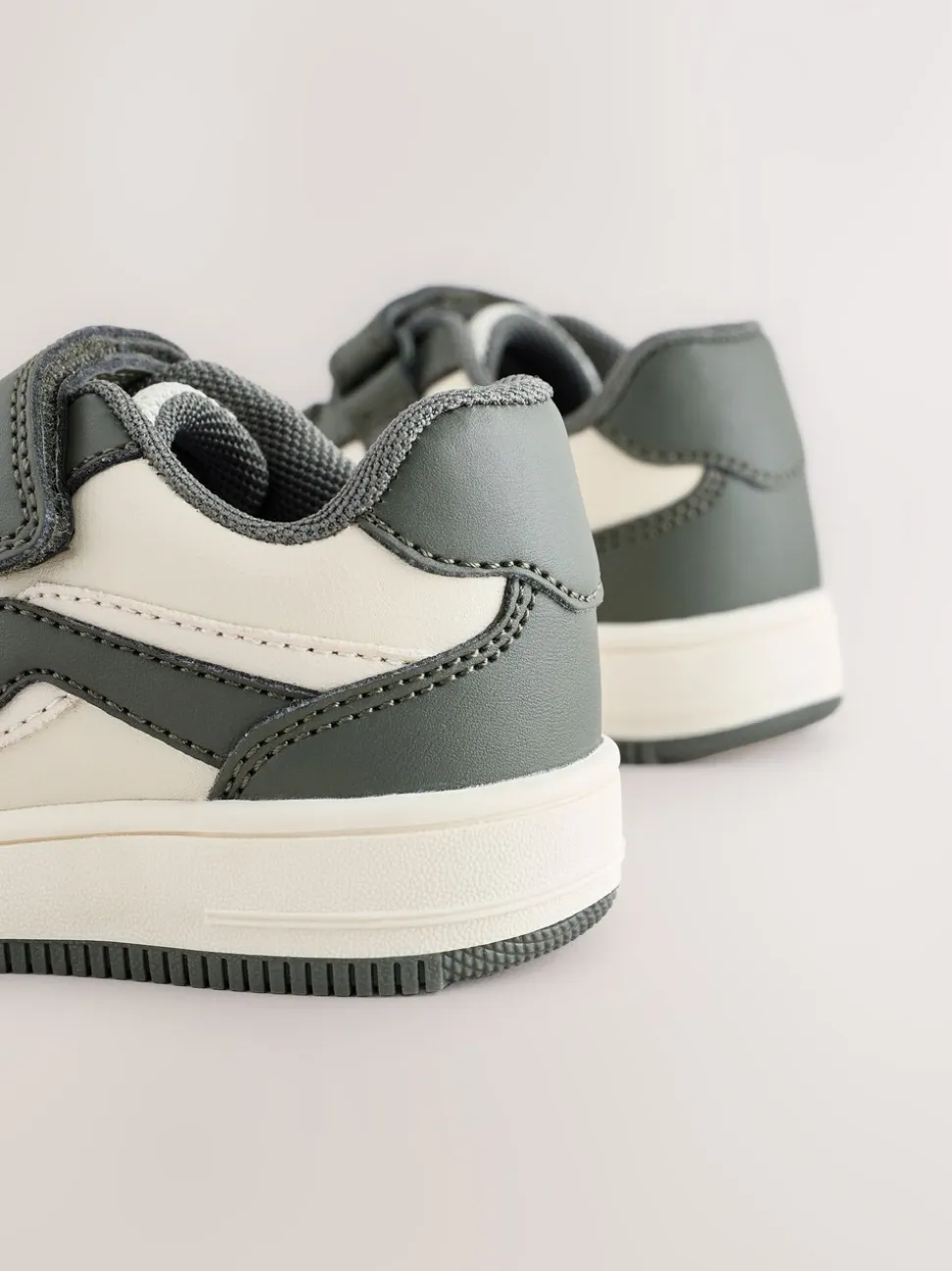 Kakigroen - Sneakers met klittenbandsluiting en elastische veters