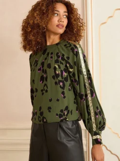 Kakigroen dierenprint - Love & Roses blouse met ronde hals, lange mouwen en paillettenrand