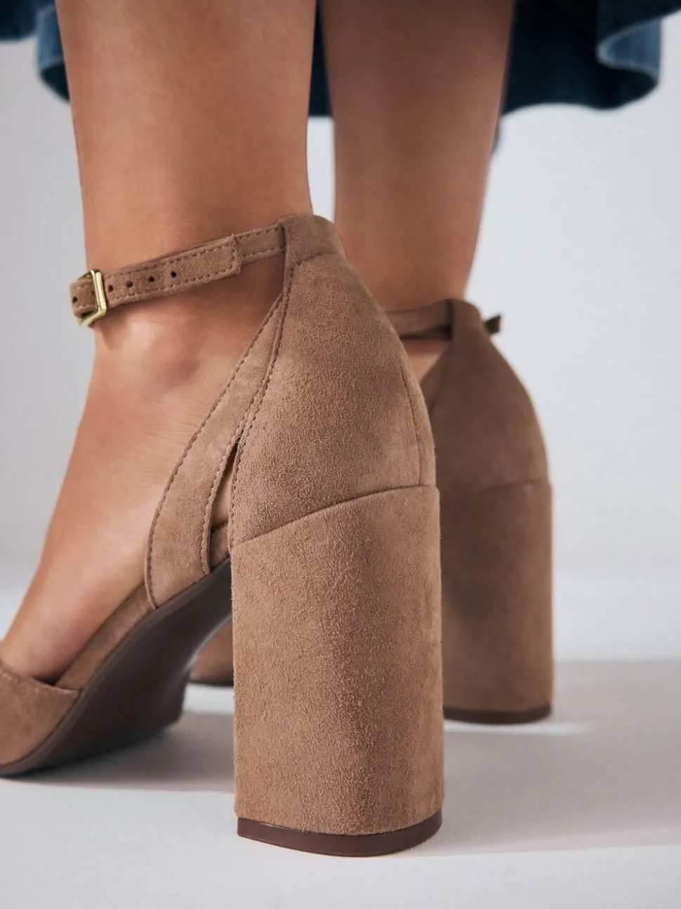 Kameelkleurig suède - Leren schoenen met uitsnijding, T-bandje en blokhakken met ronde neus