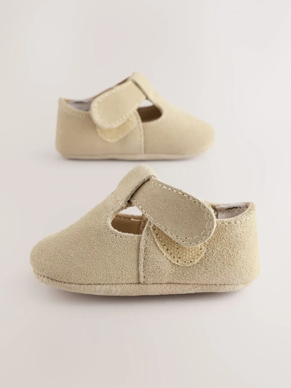 Kiezelkleurig suède - Leren babyschoen met T-bandje (0 - 24 mnd)