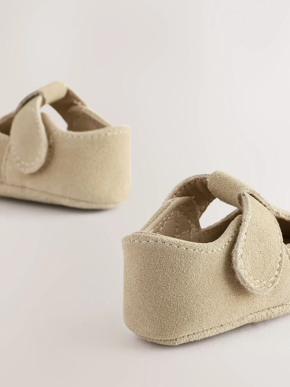 Kiezelkleurig suède - Leren babyschoen met T-bandje (0 - 24 mnd)