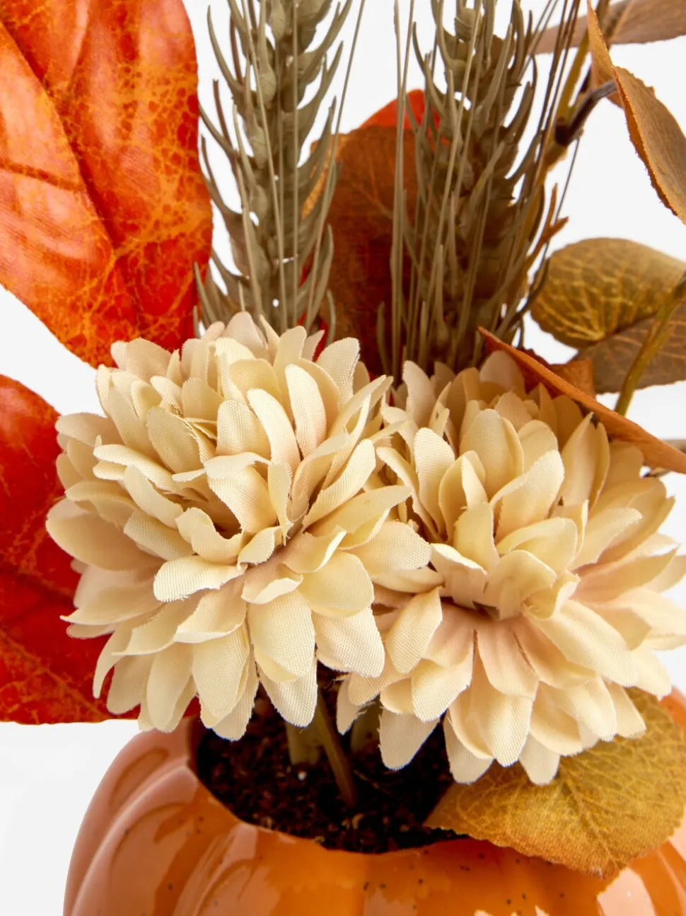 Kunstbloemenarrangement in pompoenpot