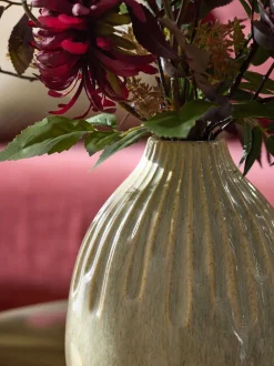 Kunstbloemstuk met donkere bloemen in keramische vaas