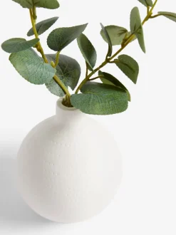 Kunsteucalyptus in witte vaas