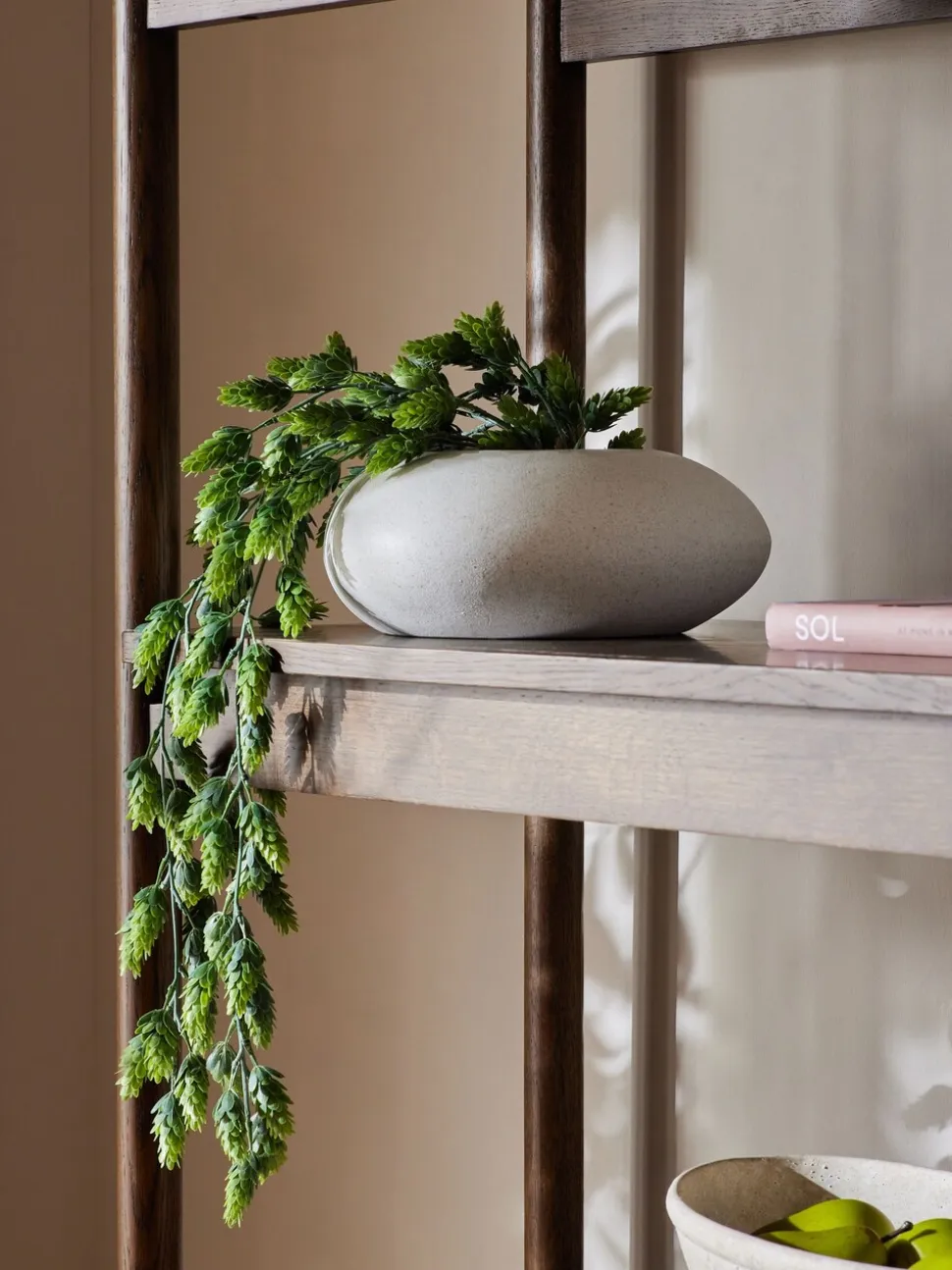Kunstmatige hangende hop in witte keramische pot
