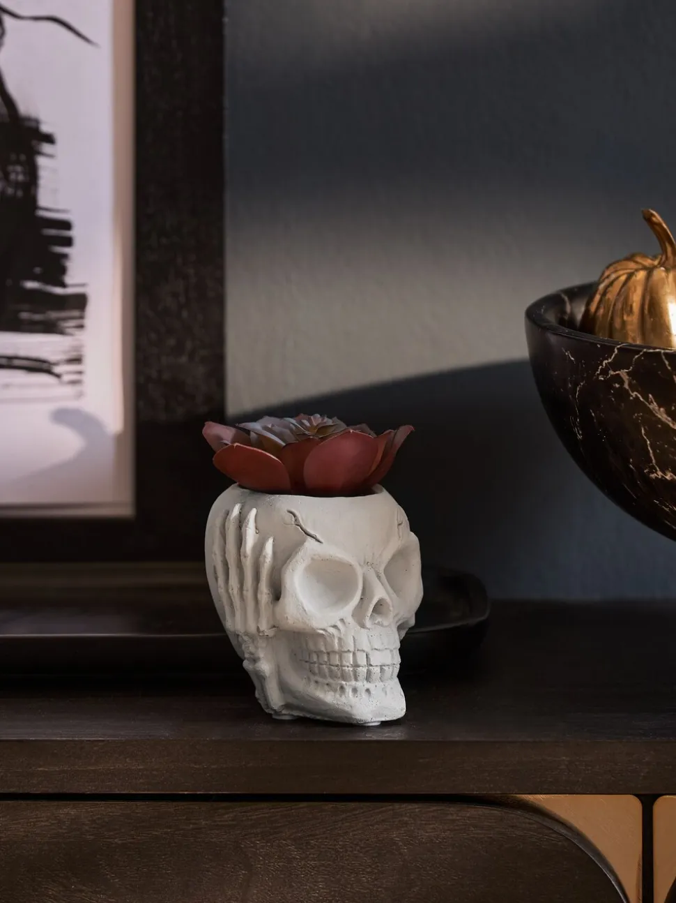 Kunstvetplant in een griezelige Halloween-schedel