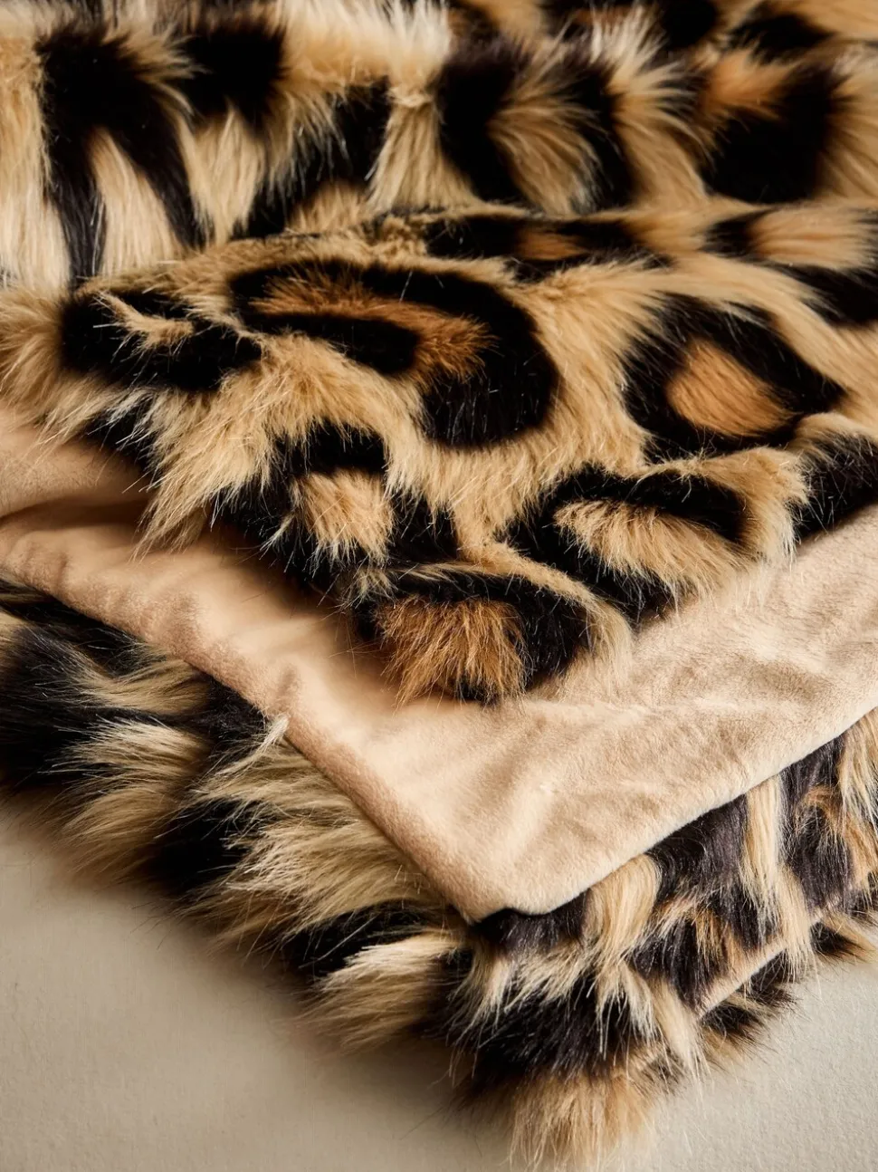 Lange sprei van imitatiebont met luipaardprint