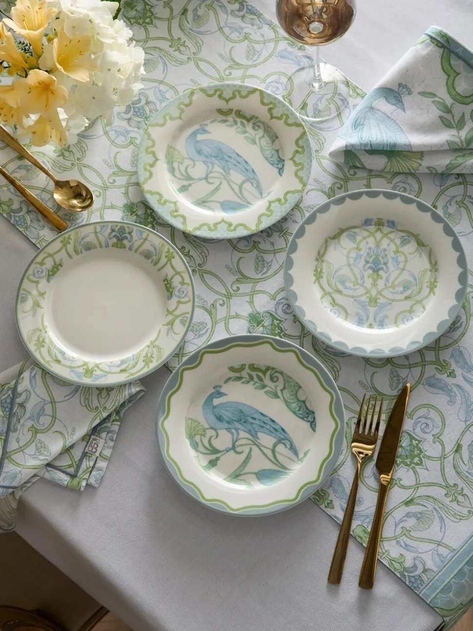 Laurence Llewelyn-Bowen Palm Print Court tafelloper van 100% katoen