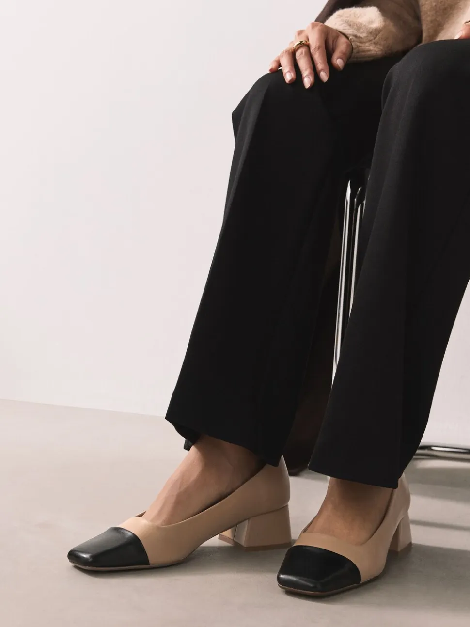 Licht beige - Forever Comfort® Toe Cap Low Block Court Heels
