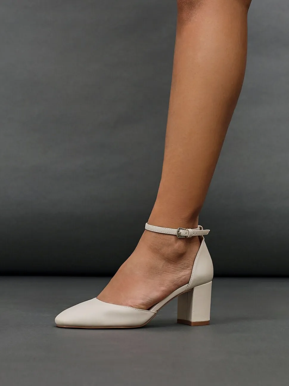 Licht beige - Linzi Leona pumps met blokhak en dichte hiel
