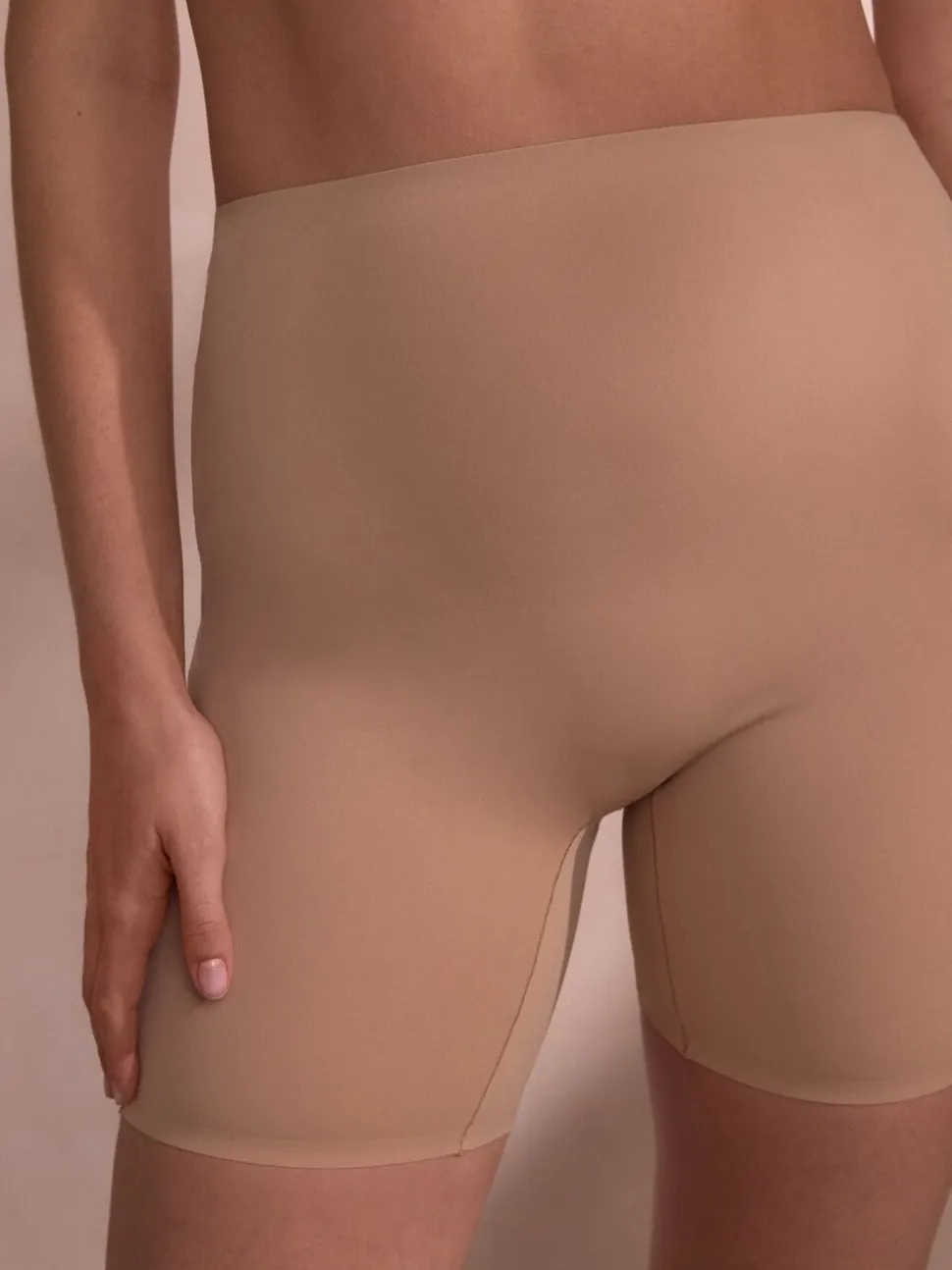 Licht beige - Vormgevende short met lage rug en buikcorrectie