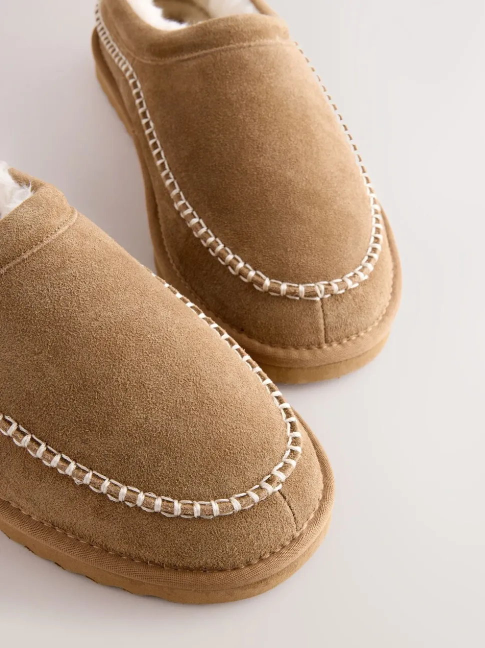 Lichtbruin - Signature Suede Stitch Detail Slippers