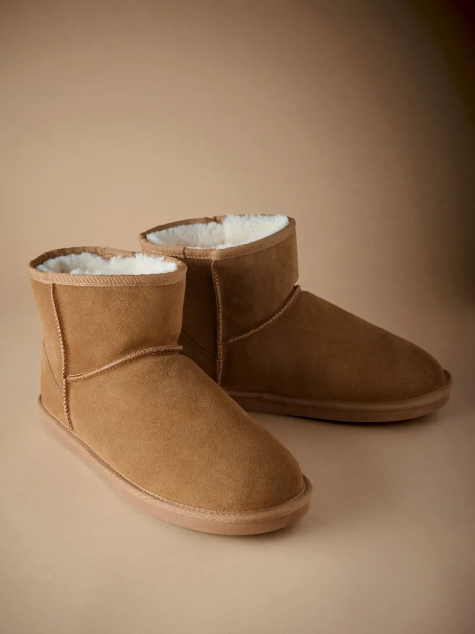 Lichtbruin - Signature Suede Slipper Boots with Faux Fur Lining