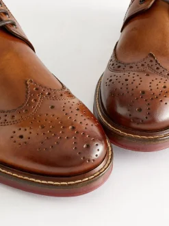 Lichtbruin - Standaard pasvorm - Leren brogues met contrasterende dikke zool