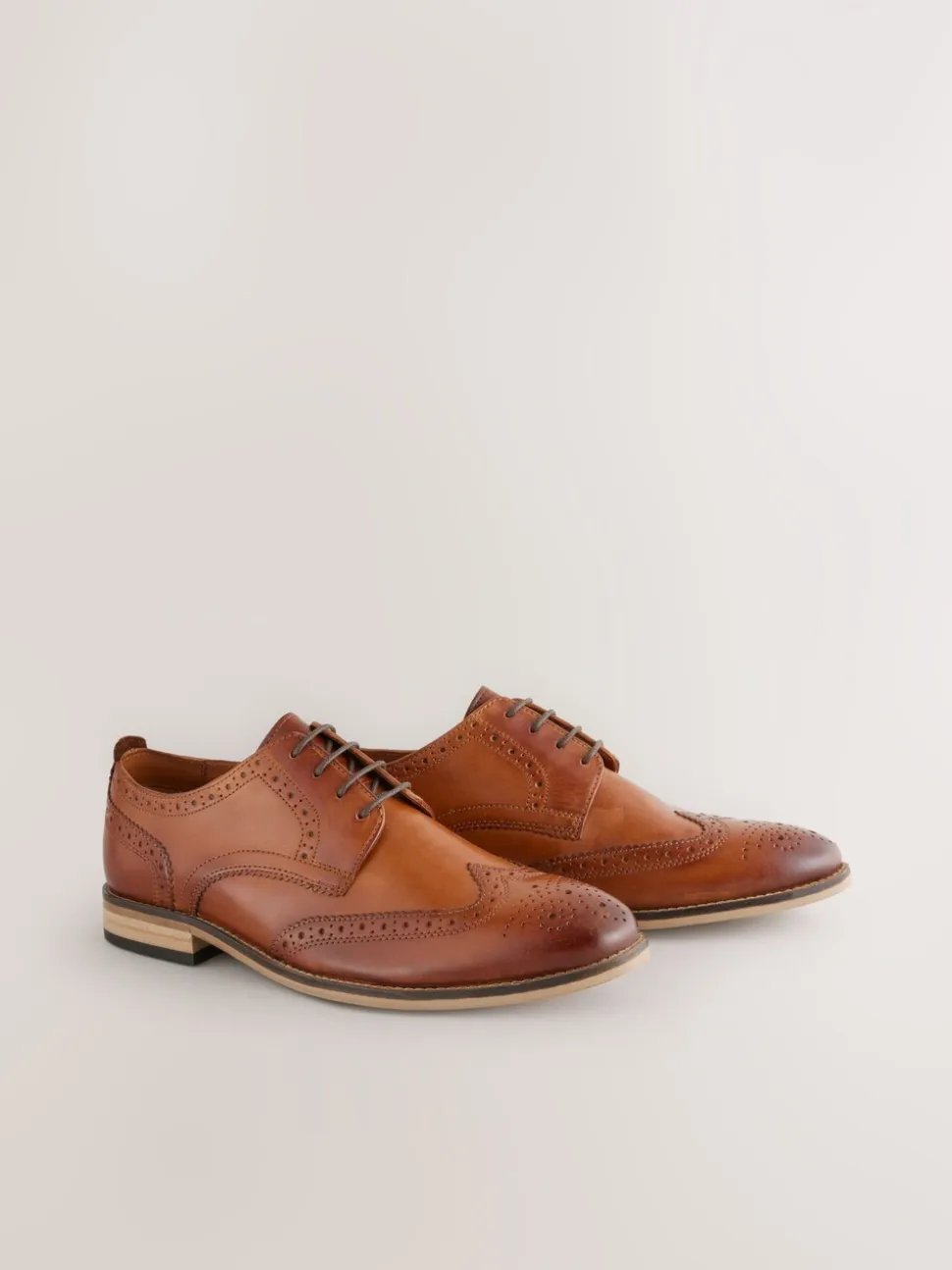 Lichtbruin - Wijde pasvorm - Brogues van leer met contrasterende zool