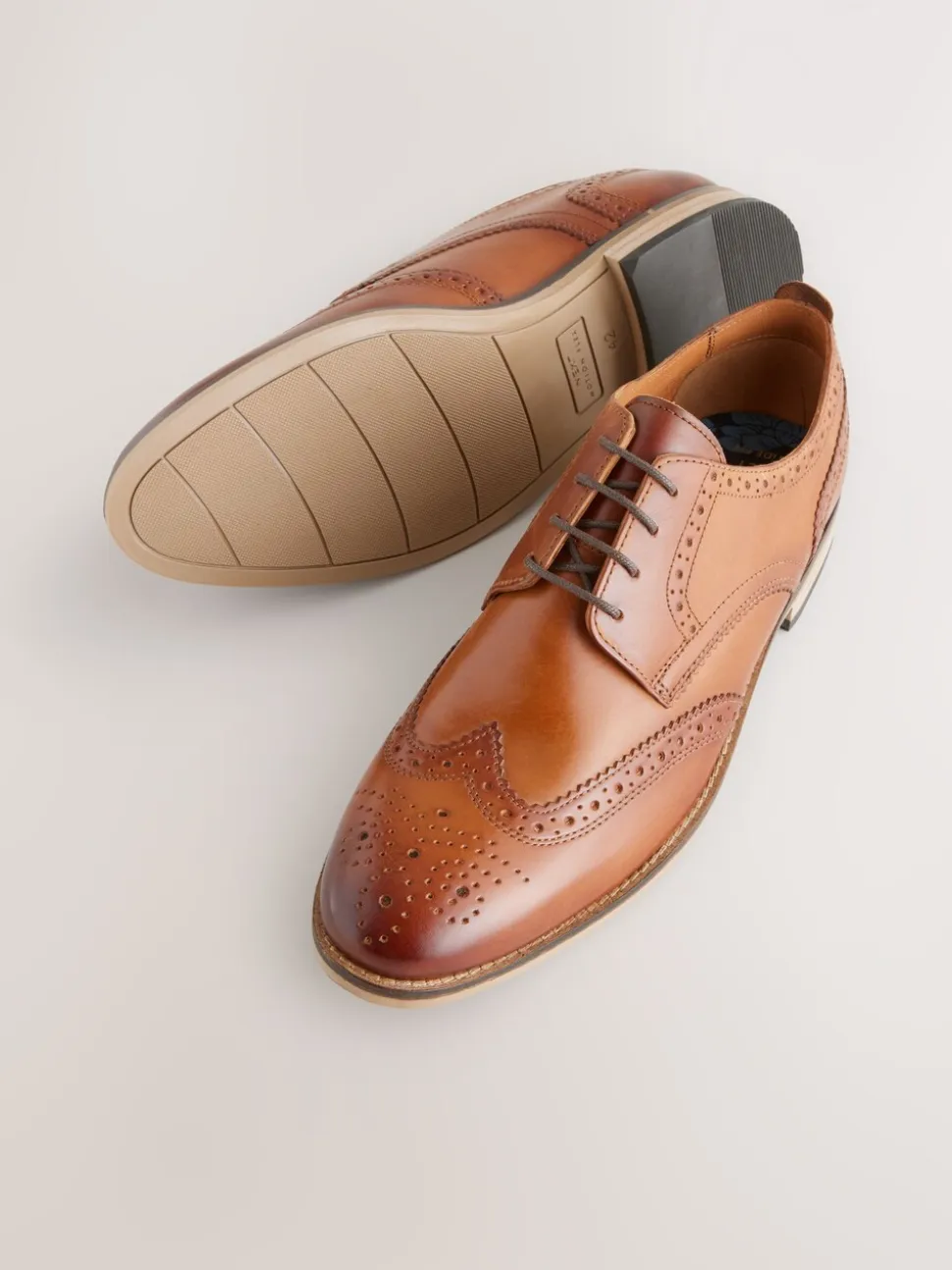 Lichtbruin - Wijde pasvorm - Brogues van leer met contrasterende zool