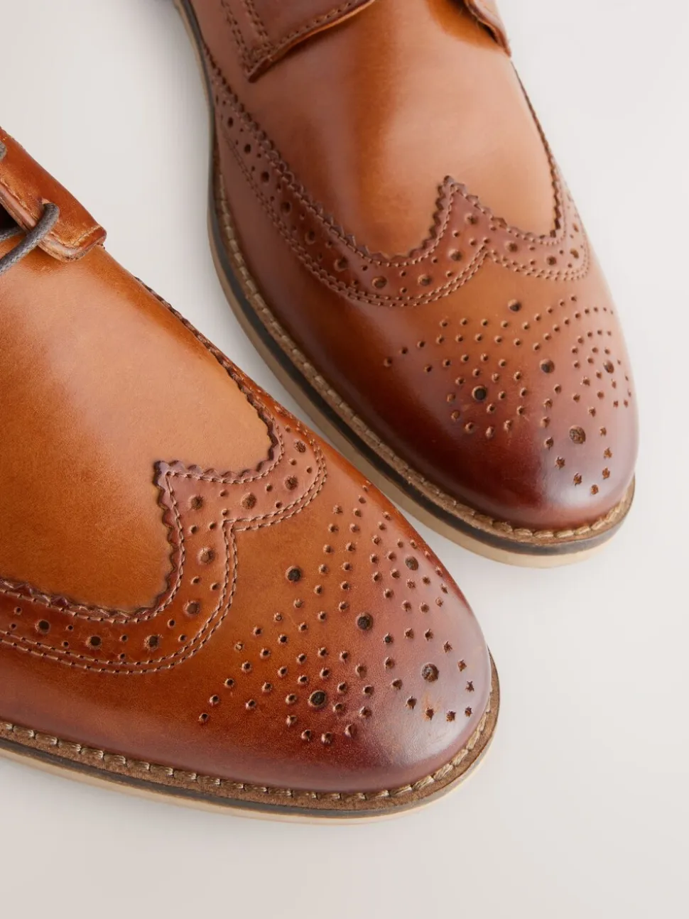 Lichtbruin - Wijde pasvorm - Brogues van leer met contrasterende zool