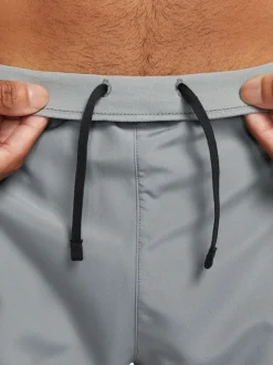 Lichtgrijs - Nike Dri-FIT Challenger 5 Inch hardloopshorts met slipvoering