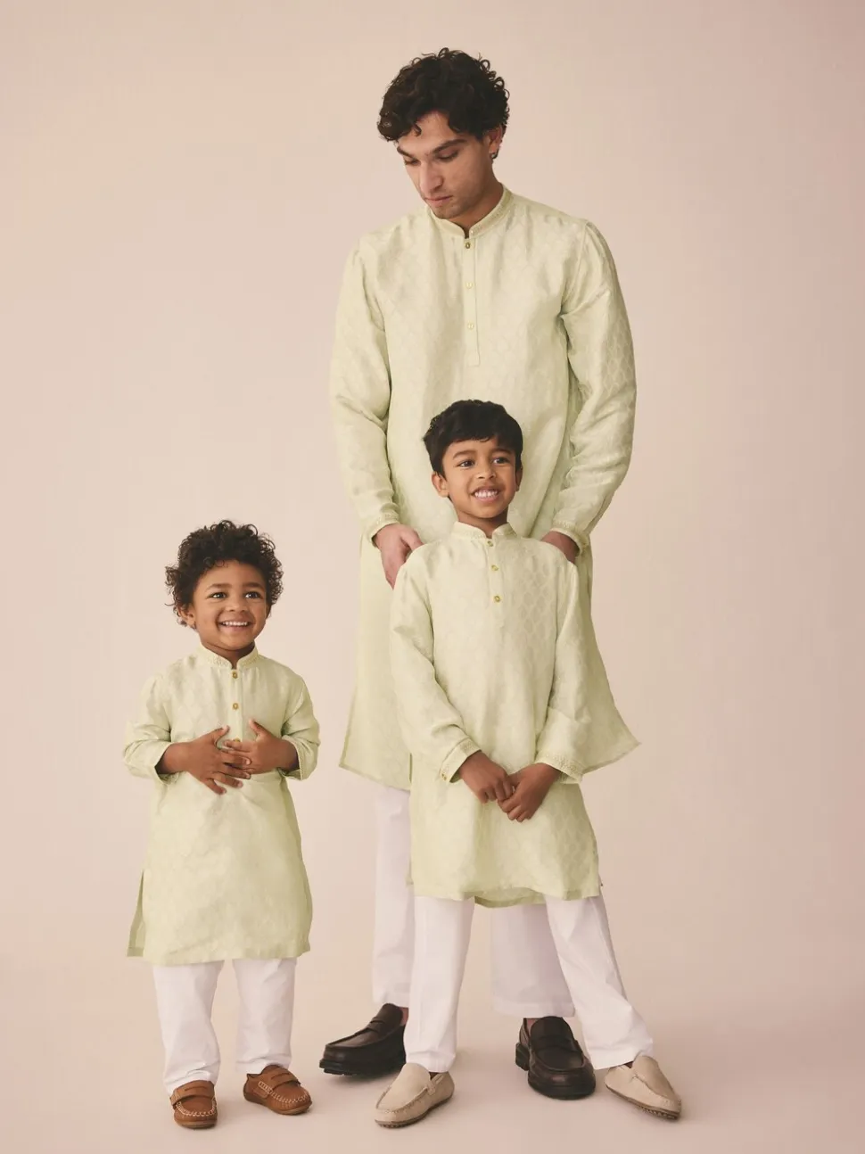Lichtgroen geborduurd - Kurta (3mnd -16jr)
