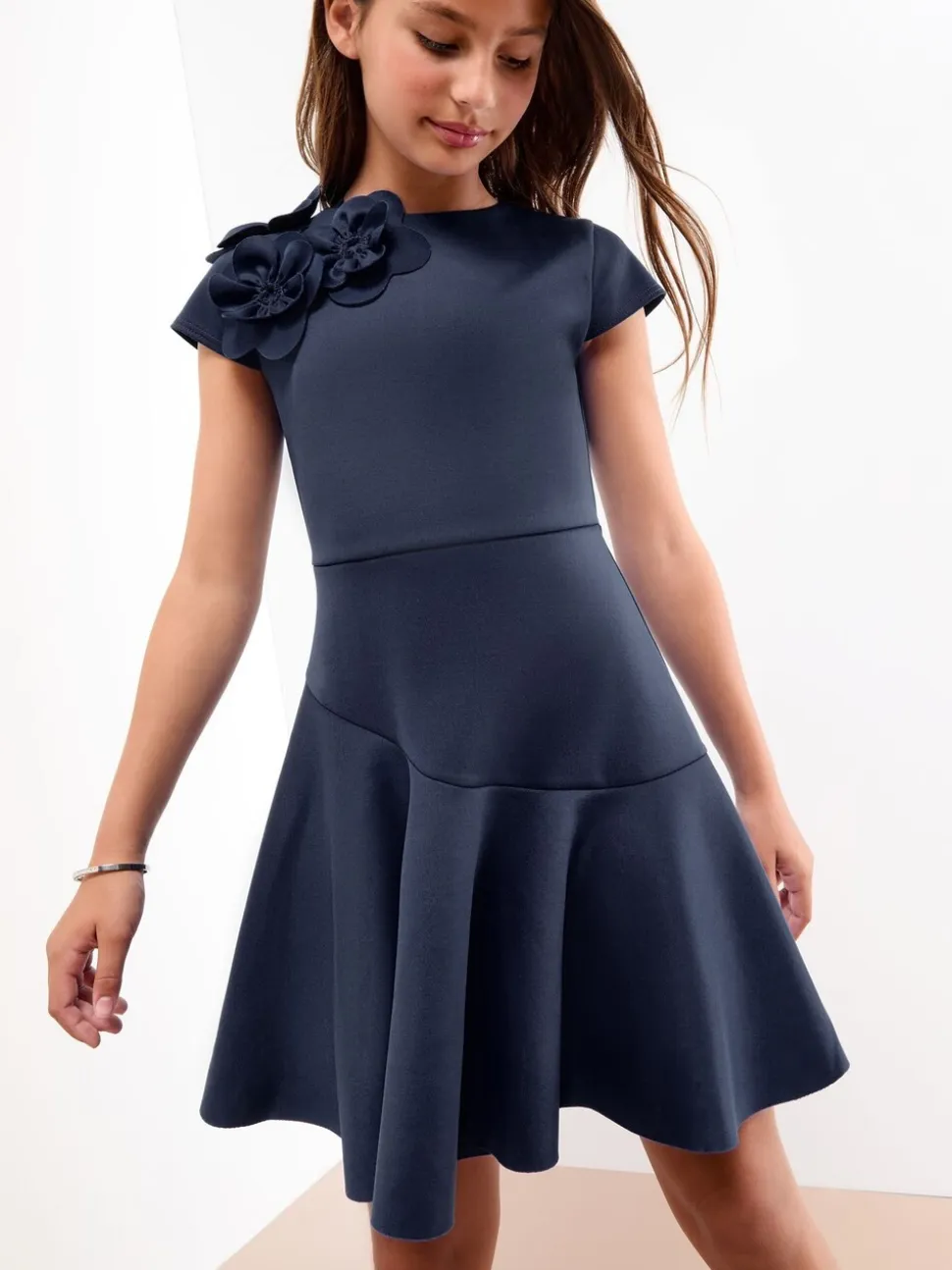 Lipsy Scuba 3D Corsage Cap Mouwloze Jurk (5-16jr)