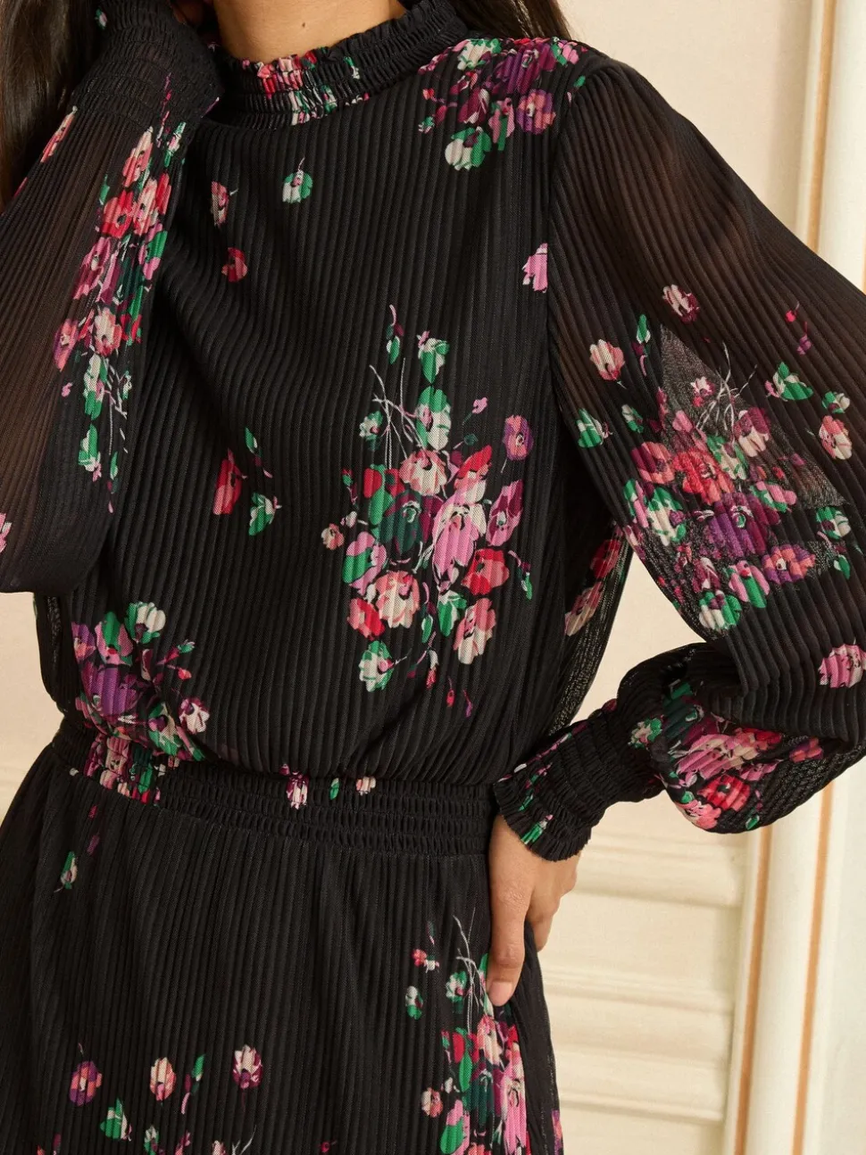Love & Roses - Hoogsluitende midi-jurk van mesh met plisséplooien