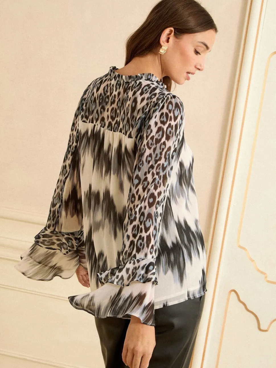 Love & Roses blouse met V-hals, hardware en uitlopende mouwen