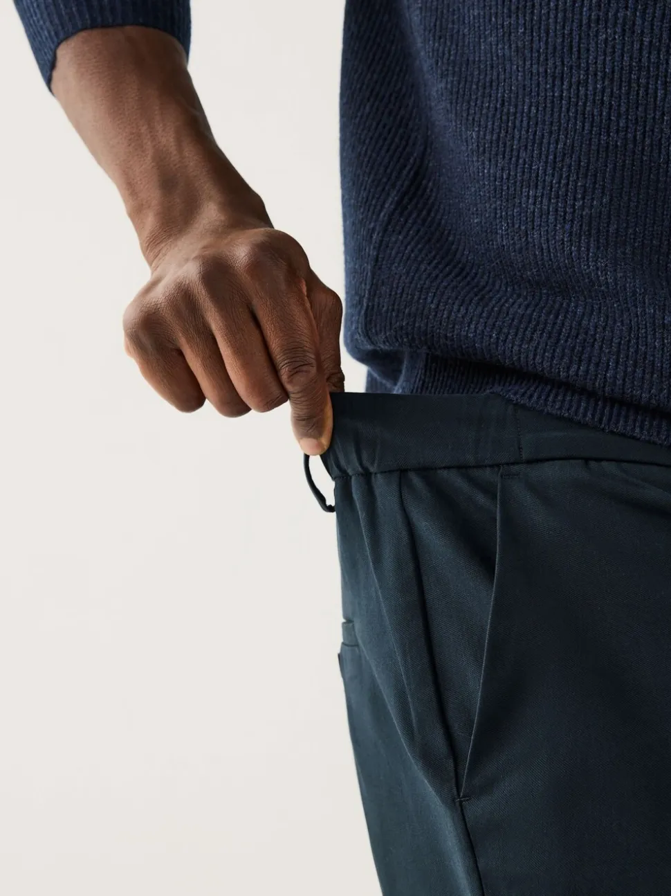 Marineblauw - Aansluitend - Slim-fit katoenen TENCEL™ lyocell blend chino's met comfortabele tailleband.