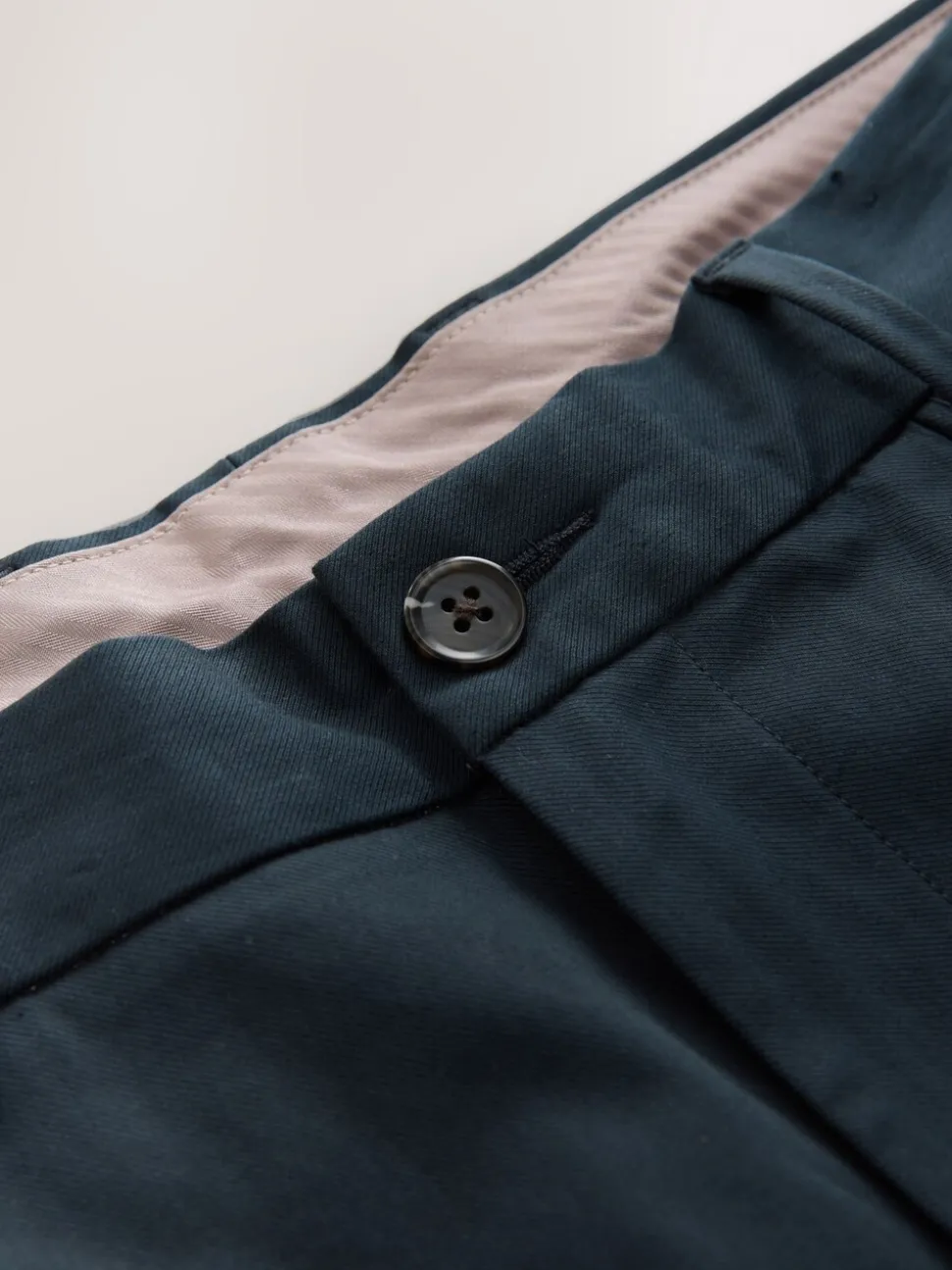 Marineblauw - Aansluitend - Slim-fit katoenen TENCEL™ lyocell blend chino's met comfortabele tailleband.