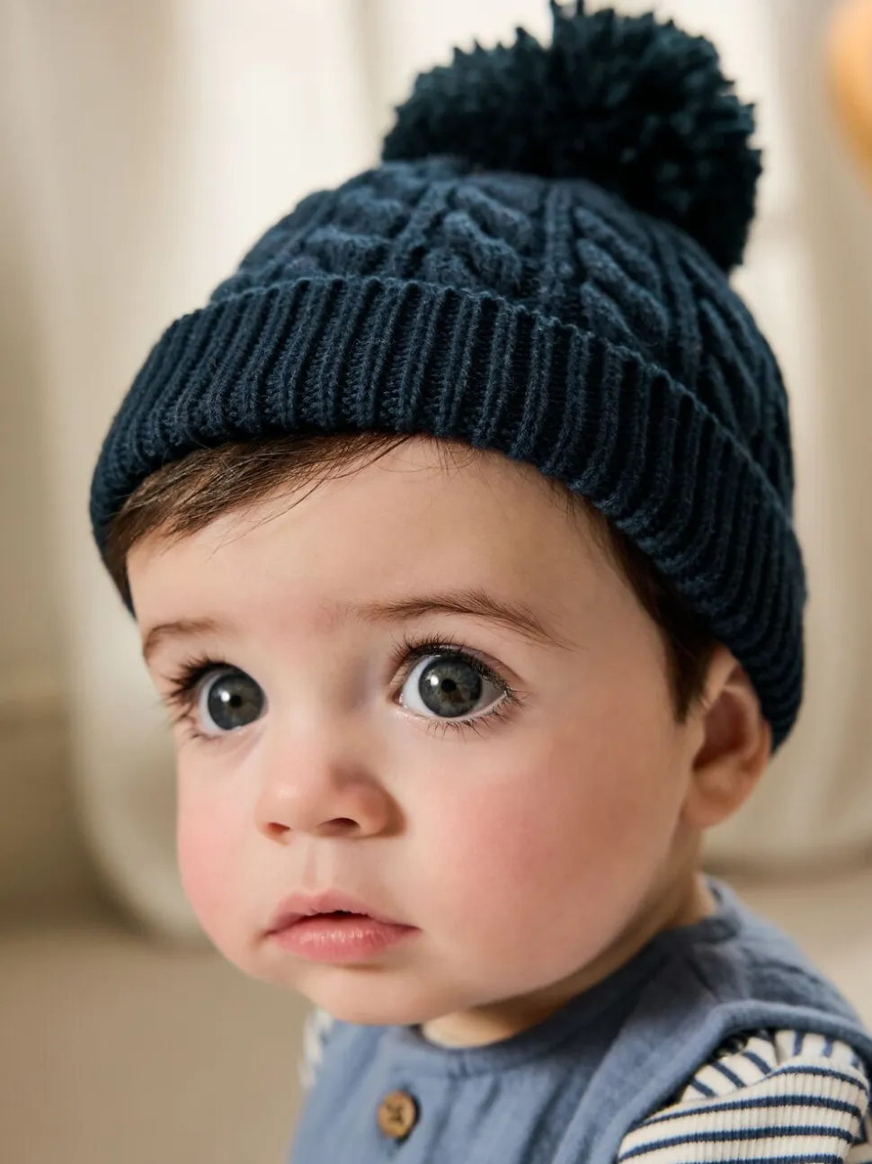 Marineblauw - Gebreide Baby muts met pompon (0mnd -2jr)