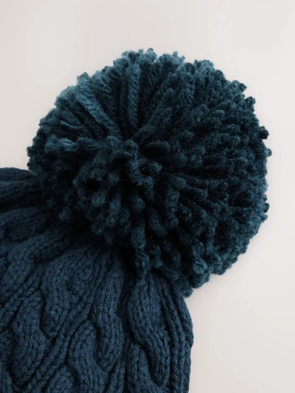 Marineblauw - Gebreide Baby muts met pompon (0mnd -2jr)