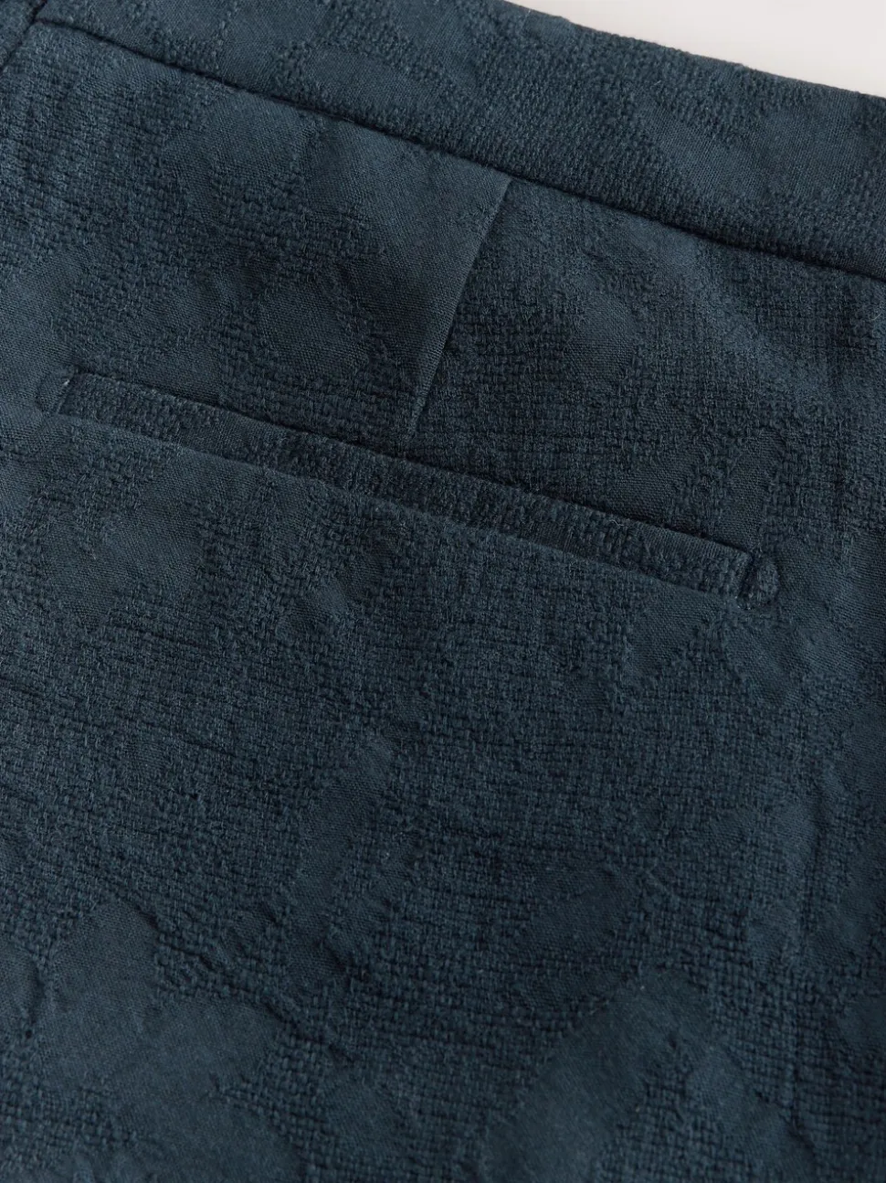 Marineblauw - Regular fit Nova Fides shorts van Italiaanse stof met gehaakt patroon